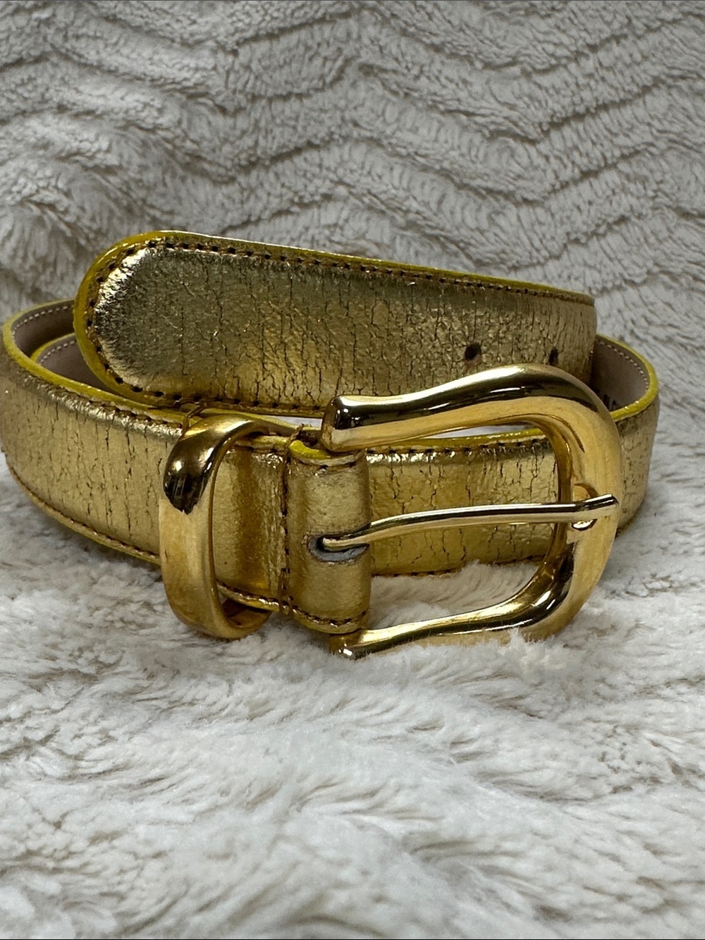 Capezio like new Chic Metallic Gold Textured leather belt. Brass Buckle, Sz M/L